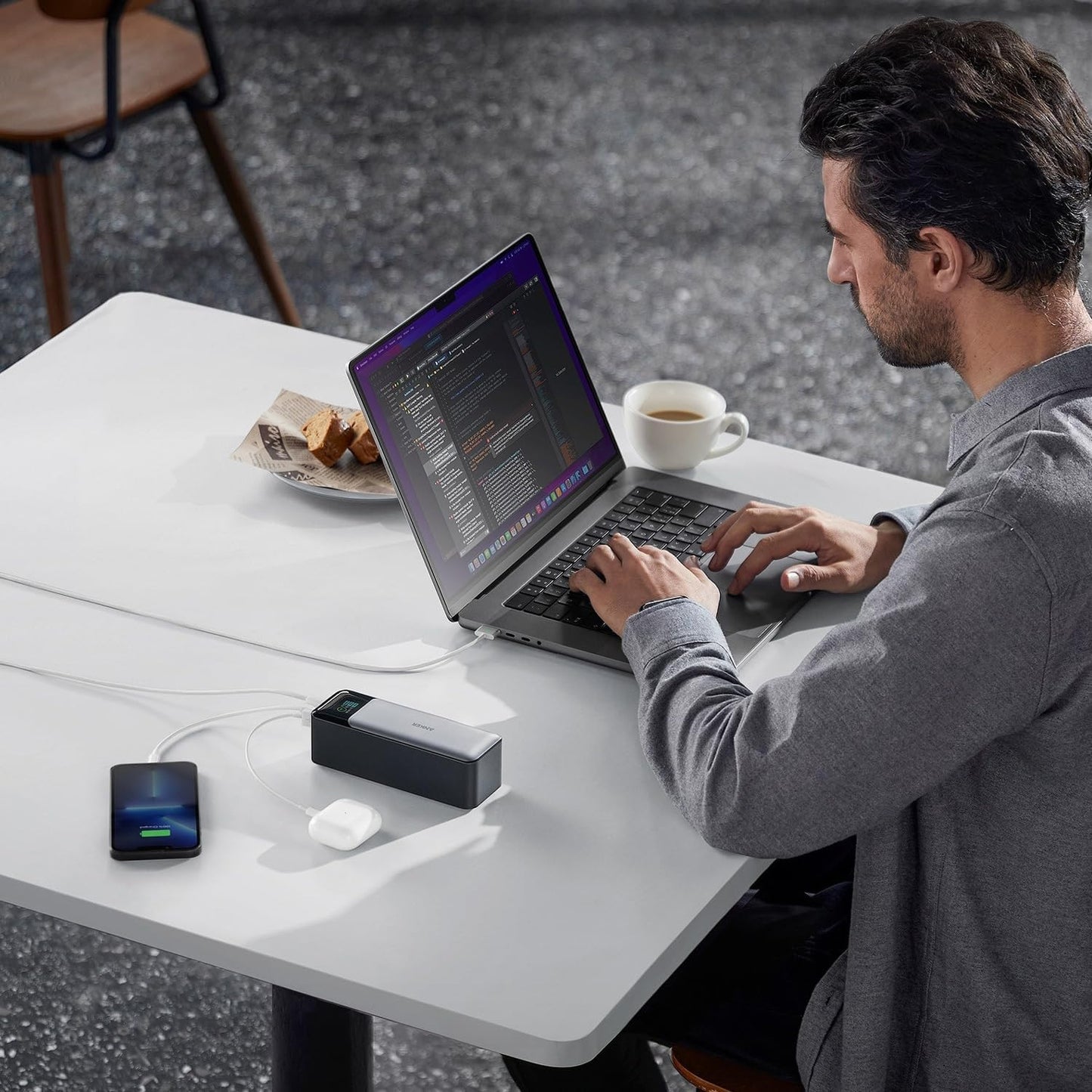 Anker 737 Powerbank (PowerCore 24K), 24.000mAh externer Akku mit 3 Anschlüsse, 140W Leistung, Digitales Display, Kompatibel mit iPhone 13 Serie, Galaxy, MacBook, Dell, AirPods und mehr