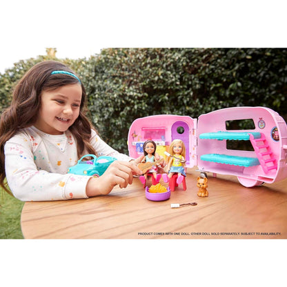 Barbie Chelsea Serie, Chelsea Auto und Camper Set mit 10+ Barbie Camping Accessoires