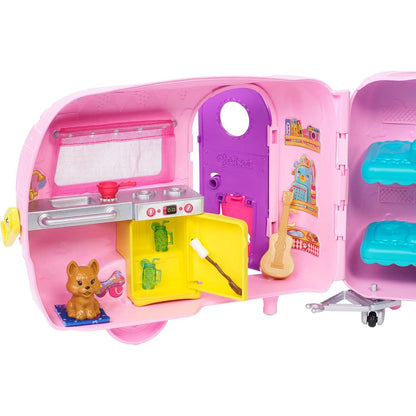 Barbie Chelsea Serie, Chelsea Auto und Camper Set mit 10+ Barbie Camping Accessoires