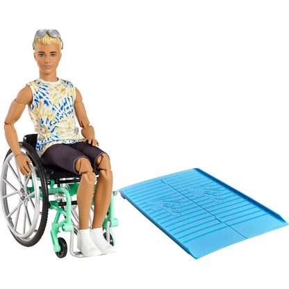 Barbie GWX93 Ken Puppe mit Rollstuhl und Rampe, bekleidet mit einem Batik-Shirt, schwarzen Shorts