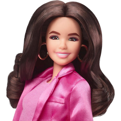 Barbie HPJ98 The MOVIE Puppe Filme Fans, Gloria im Pink-Hosenanzug America Ferreras