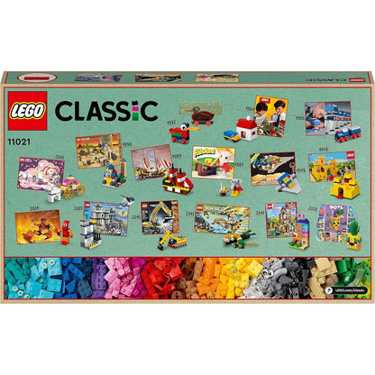 LEGO 11021 Classic 90 Jahre Spielspaß Set, Bausteine-Box mit 15 Mini-Modellen inkl. Zug und Schloss