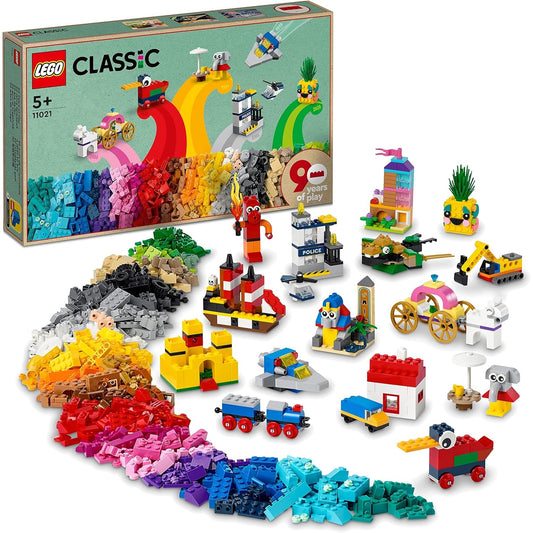 LEGO 11021 Classic 90 Jahre Spielspaß Set, Bausteine-Box mit 15 Mini-Modellen inkl. Zug und Schloss