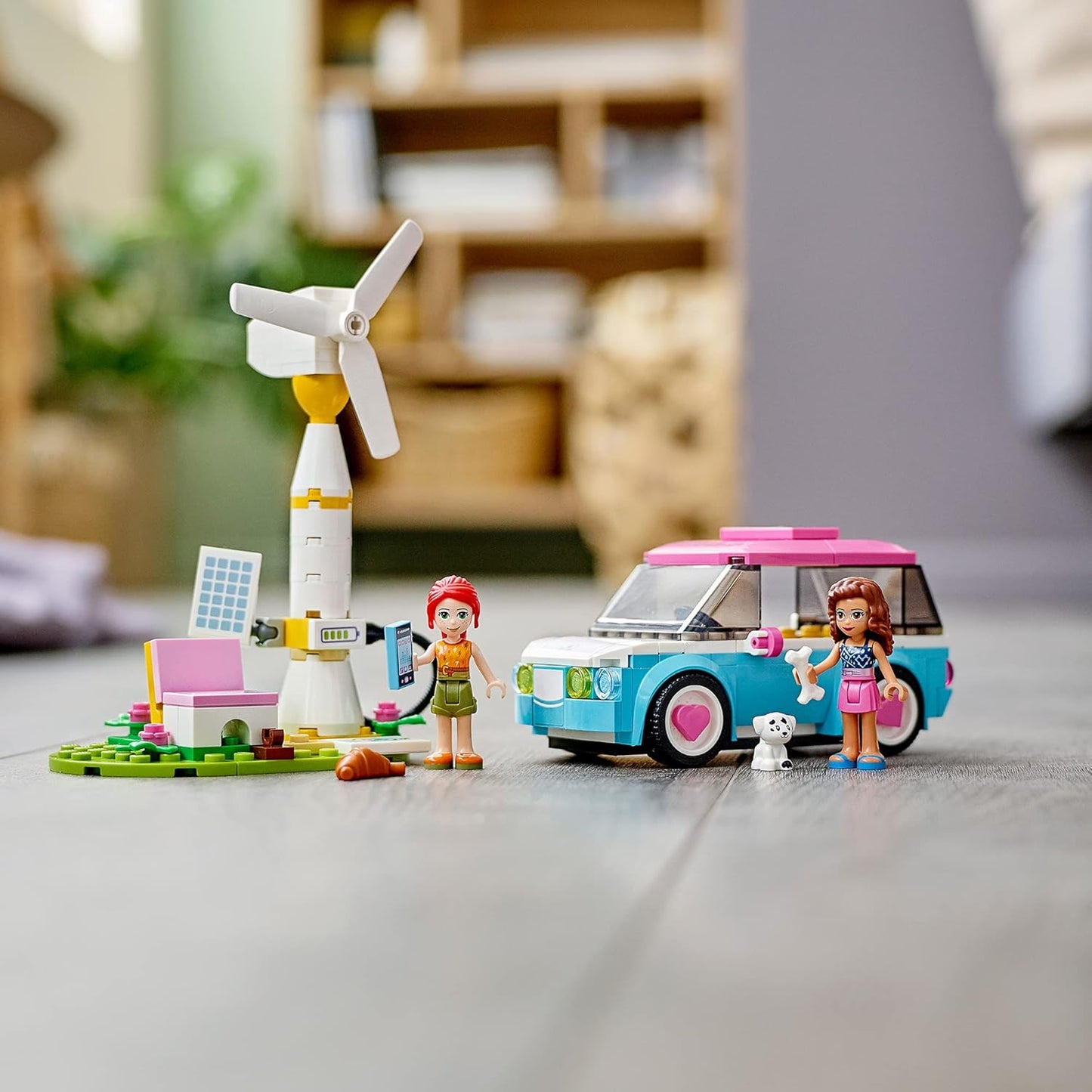 LEGO 41443 Friends Olivias Elektroauto Set mit Mini-Puppen Olivia & Mia und Spielzeugauto