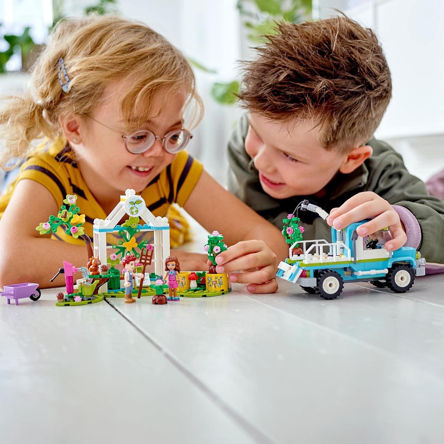 LEGO 41707 Friends Baumpflanzungsfahrzeug, Blumengarten-Spielzeug Mit Spielzeugauto Und Tierfiguren