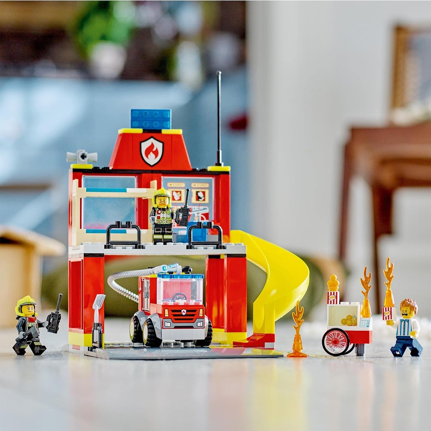 LEGO 60375 City Feuerwehr Feuerwehrstation und Löschauto, Lernspielzeug Feuerwehrauto-Spielzeug