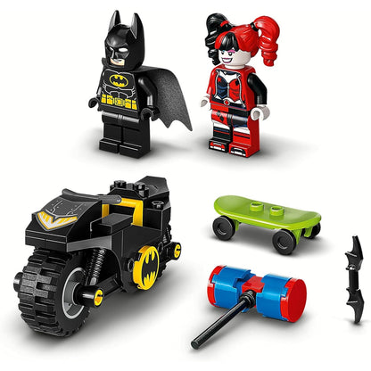 LEGO 76220 DC Batman vs. Harley Quinn, Superhelden-Set mit Action Figuren, Skateboard und Motorrad