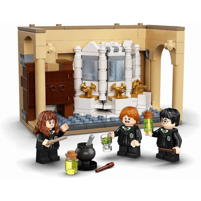 LEGO 76386 Harry Potter Hogwarts: Misslungener Vielsaft-Trank Set zum 20. Jubiläum mit Harry als goldene Minifigur