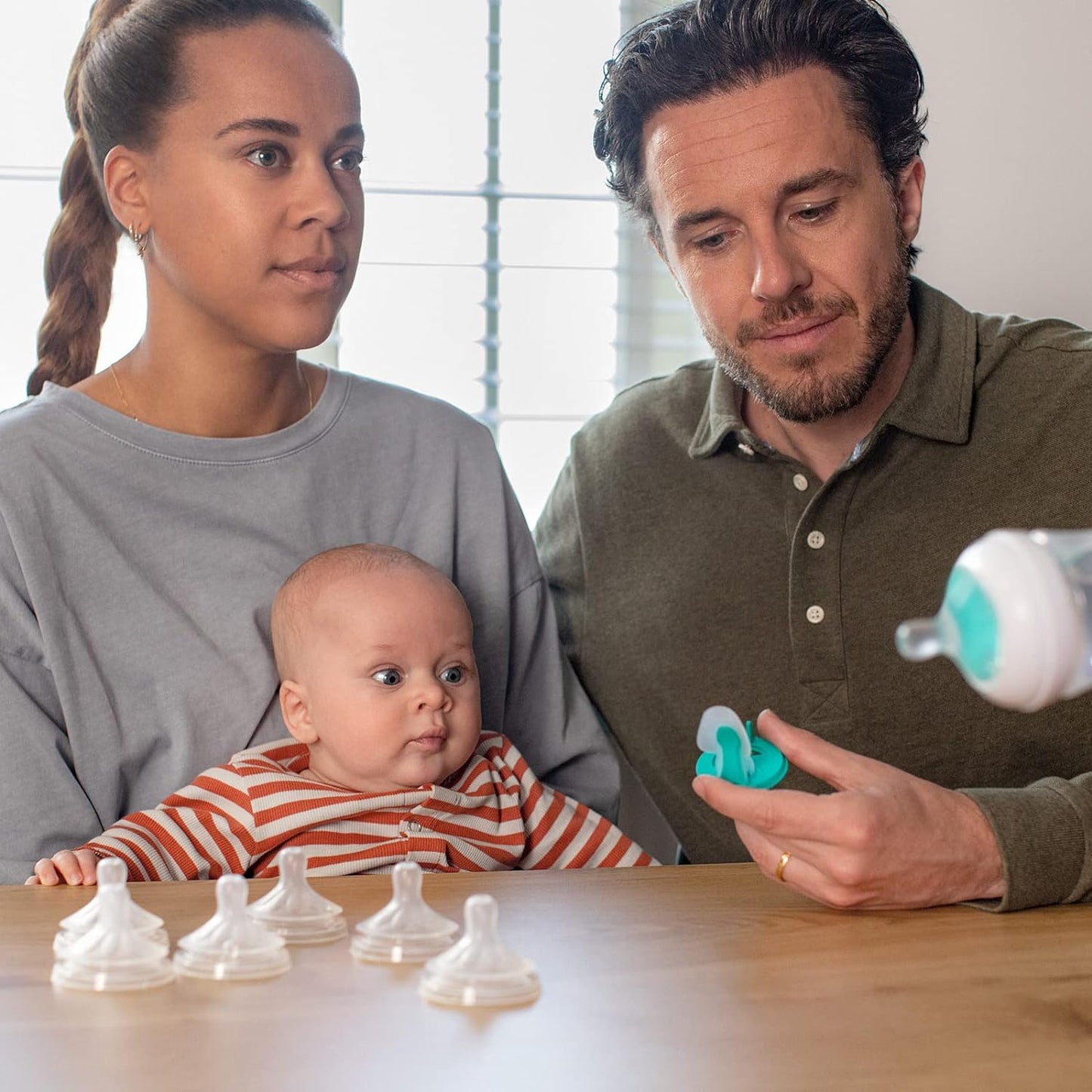 Philips Avent Babyflaschen mit AirFree Ventil, Geschenkset für Neugeborene 4 Babyflaschen, Schnuller und Flaschenbürste