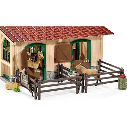 Schleich 42195 Pferdestall mit Pferden und Zubehör, ab 3 Jahren, FARM WORLD - Spielset, 48 Teile