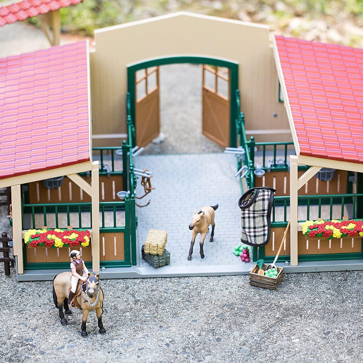 Schleich 42195 Pferdestall mit Pferden und Zubehör, ab 3 Jahren, FARM WORLD - Spielset, 48 Teile