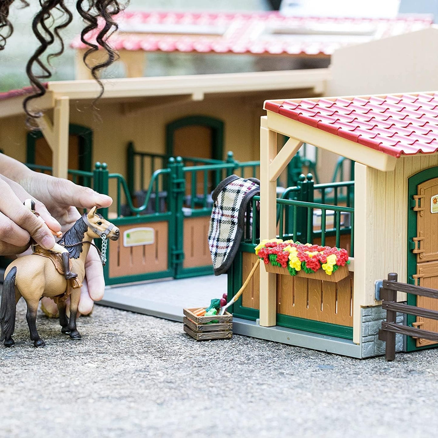 Schleich 42195 Pferdestall mit Pferden und Zubehör, ab 3 Jahren, FARM WORLD - Spielset, 48 Teile